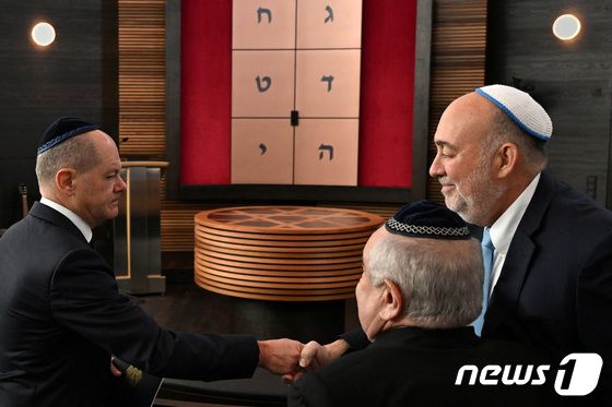 [사진] 주독일 이스라엘 대사와 악수하는 숄츠 독일 총리