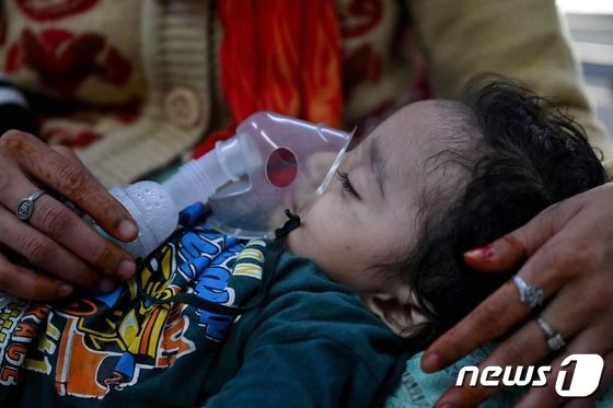 [포토] 대기오염에 인공호흡기 쓴 인도 뉴델리 아기