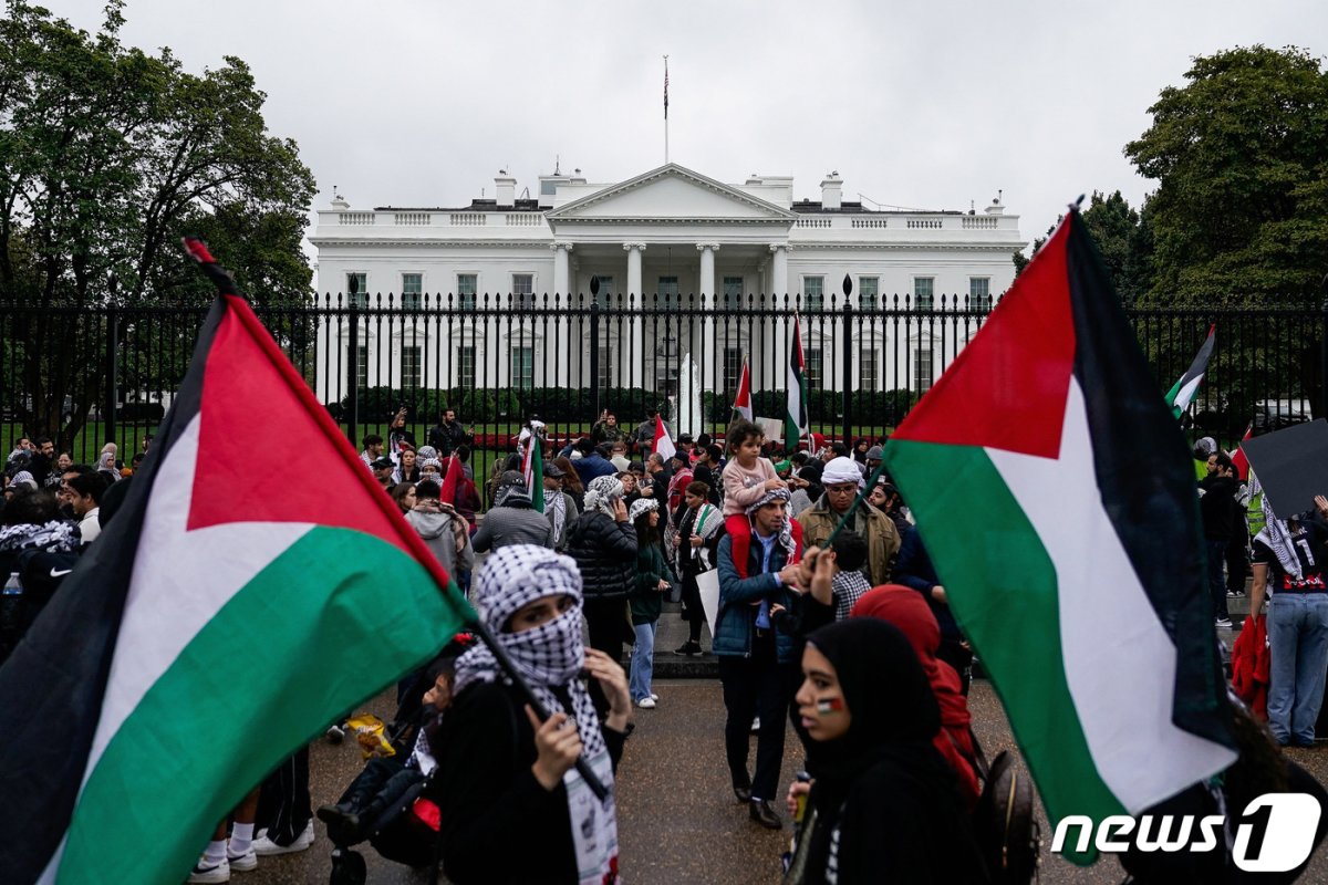 지난달 14일(현지시간) 팔레스타인 깃발을 든 시위대는 미국 워싱턴DC 백악관 앞에서 조 바이든 대통령을 향해 이스라엘 지원을 중단할 것을 요구했다. 2023.10.14. © 로이터=뉴스1 © News1 김성식 기자