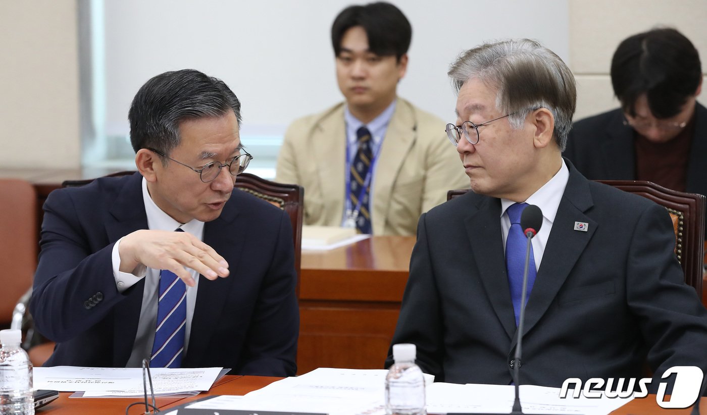 이재명 더불어민주당 대표와 정성호 의원이 9일 오후 서울 여의도 국회에서 열린 국방위원회 전체회의에서 이야기를 나누고 있다. 2023.11.9/뉴스1 ⓒ News1 임세영 기자