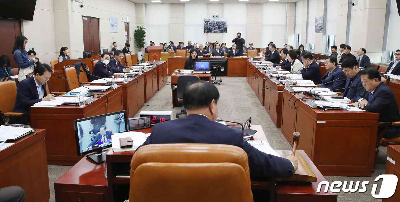 한기호 국회 국방위원장이 9일 오후 서울 여의도 국회에서 열린 국방위원회 전체회의에서 의사봉을 두드리고 있다. 2023.11.9/뉴스1 © News1 임세영 기자