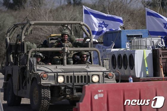 [사진] 가자 지구 외곽서 진입 명령 기다리는 이스라엘 군