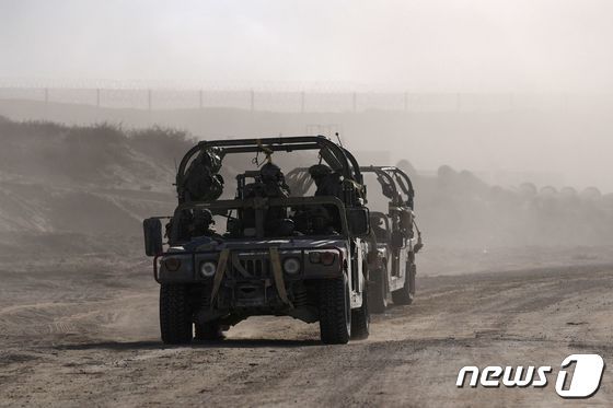 [사진] 가자 지구 국경 펜스 인근 이동하는 이스라엘 군