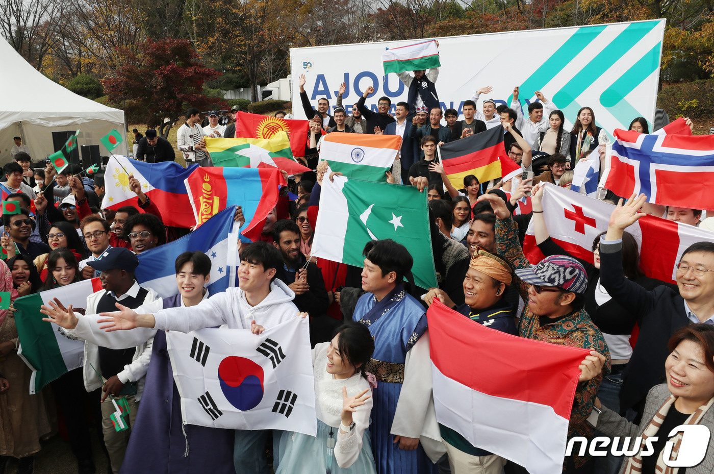 (수원=뉴스1) 김영운 기자 = 9일 오후 경기 수원시 영통구 아주대학교에서 열린 '아주 인터내셔널 데이'에서 외국인 유학생들이 각국의 국기와 전통의상을 입고 즐거운 시간을 보내고 …