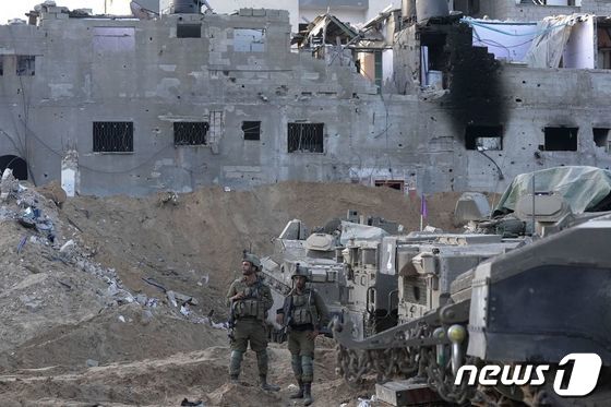 [사진] 가자 북부 지구서 작전 수행하는 이스라엘 군