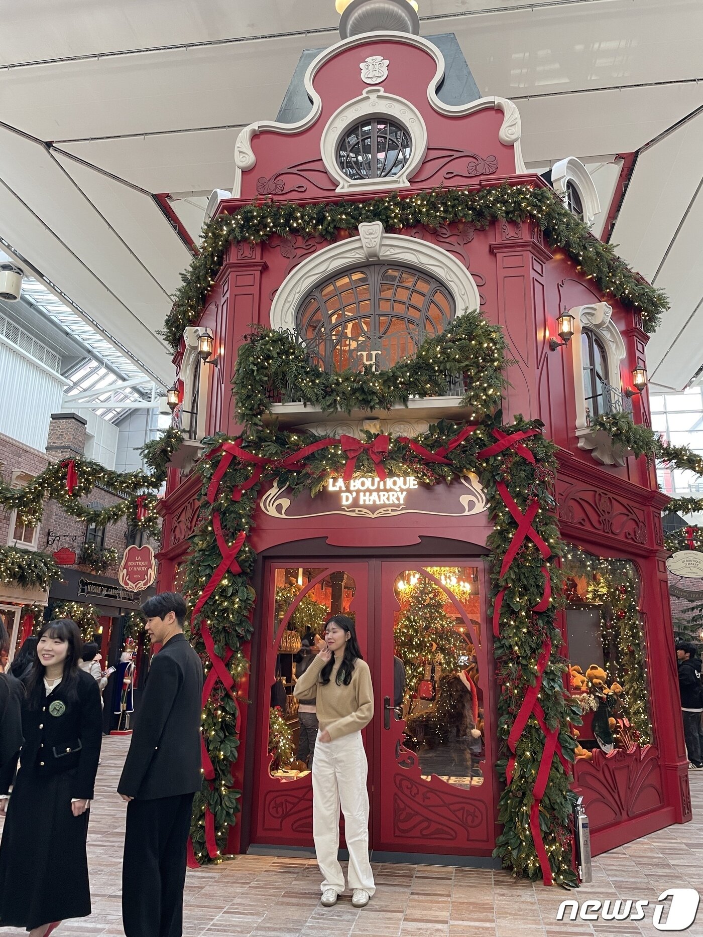 본문 이미지 - 서울 여의도 '더현대 서울' 5층 사운드 포레스트에 꾸며진 '크리스마스트리 마을'의 모습.2023.11.09/뉴스1 ⓒ News1 한지명 기자