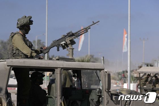 [사진] 가자 북부 지구 외곽서 진입 대기하는 이스라엘 병사