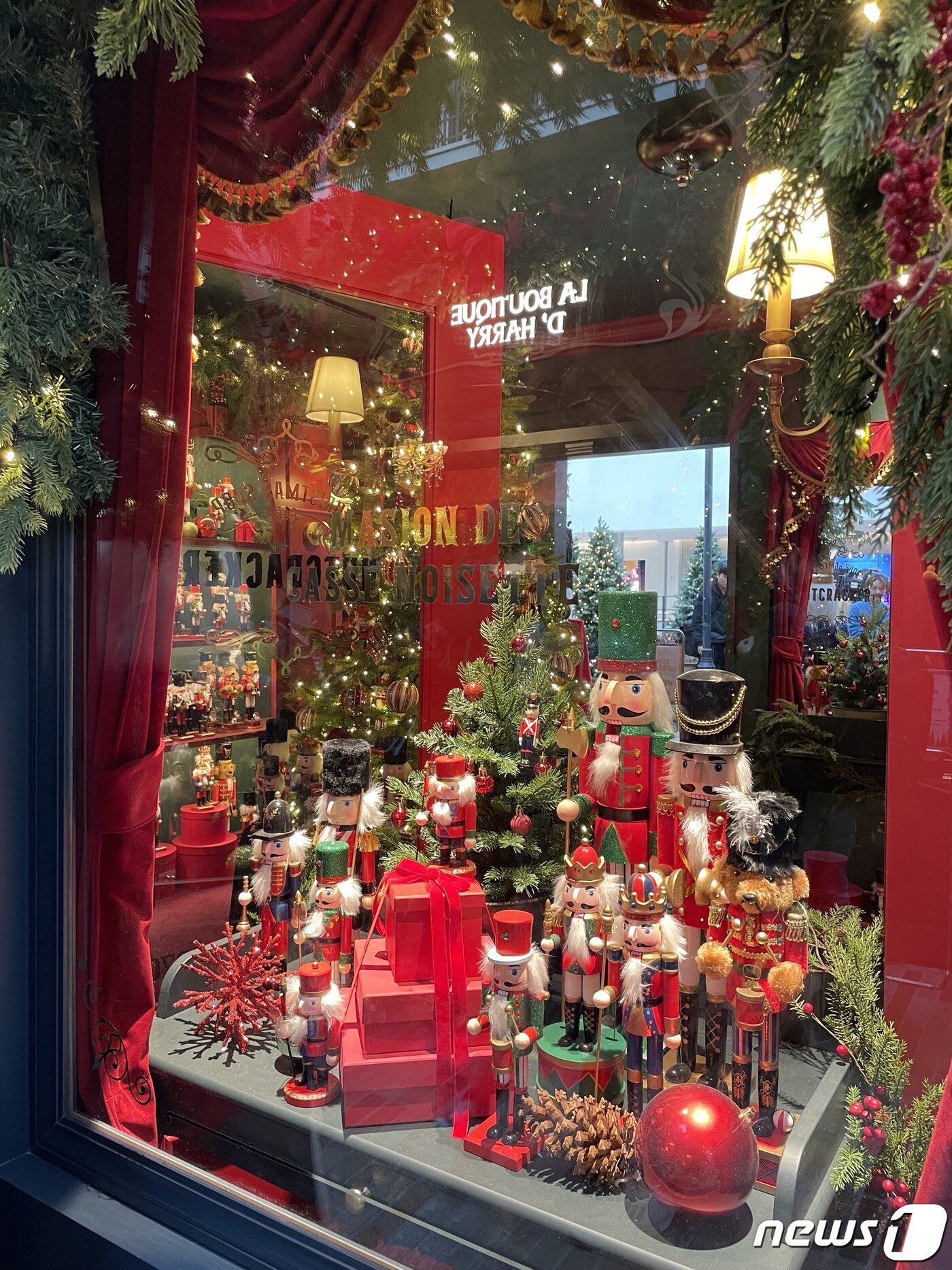 본문 이미지 - 서울 여의도 '더현대 서울' 5층 사운드 포레스트에 꾸며진 '크리스마스트리 마을'의 모습.2023.11.09/뉴스1 ⓒ News1 한지명 기자