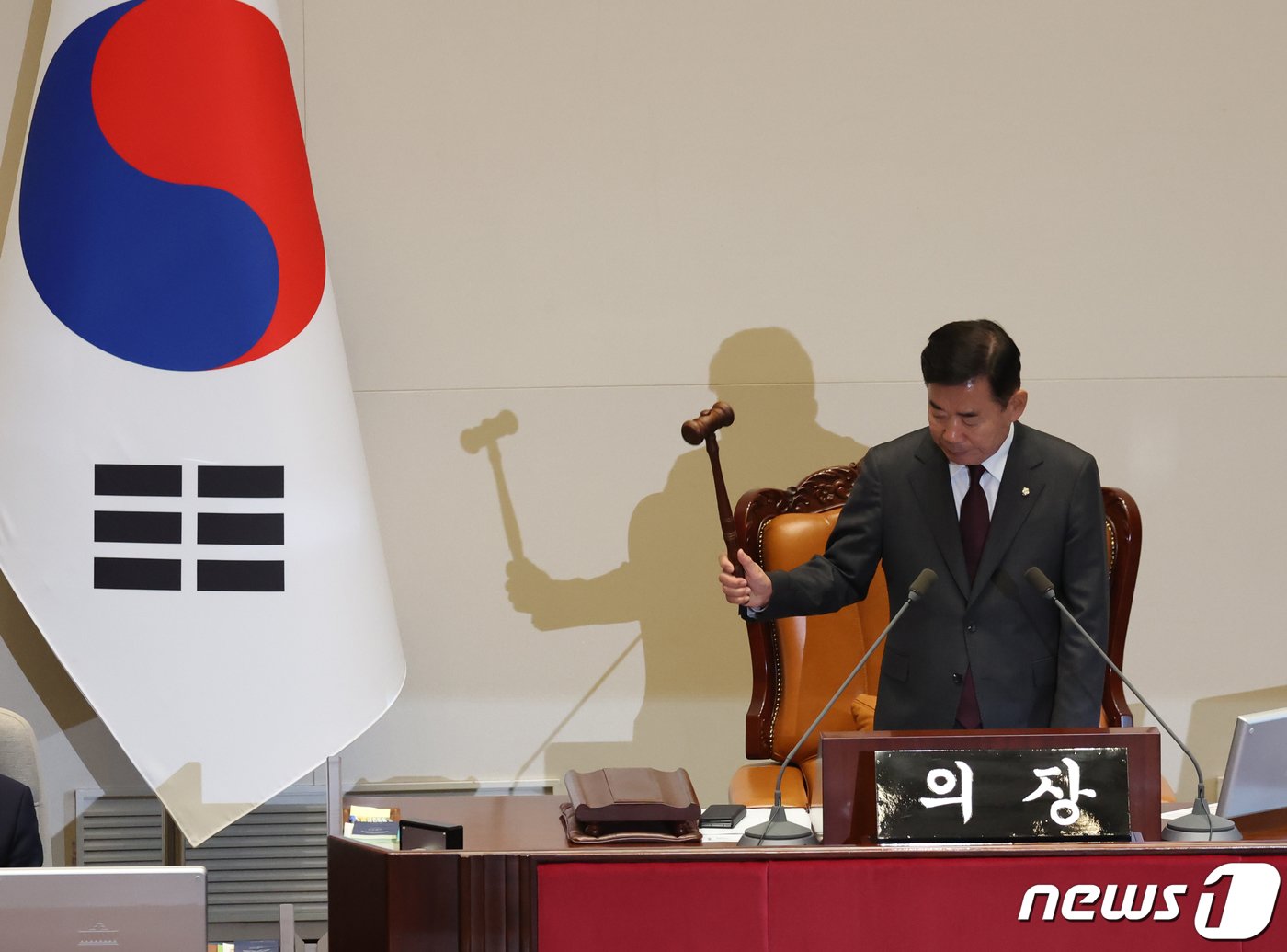 본문 이미지 - 김진표 국회의장이 9일 서울 여의도 국회 본회의장에서 열린 제410회 국회(정기회) 제11차 본회의에서 의사봉을 두드리고 있다. 2023.11.9/뉴스1 ⓒ News1 송원영 기자