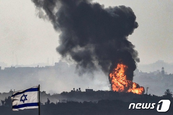 [사진] 이스라엘 포격 받아 화염 치솟는 가자 지구 국경