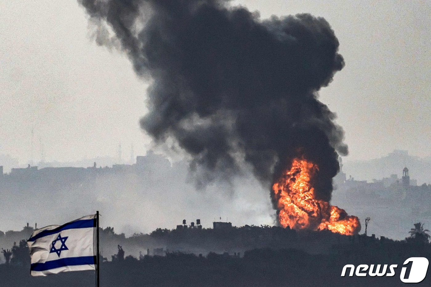 (가자 AFP=뉴스1) 우동명 기자 = 8일(현지시간) 팔레스타인 무장 정파 하마스와 전쟁 중인 이스라엘 군의 포격을 받은 가자 지구 국경서 화염이 솟아 오르고 있다. 2023.1 …