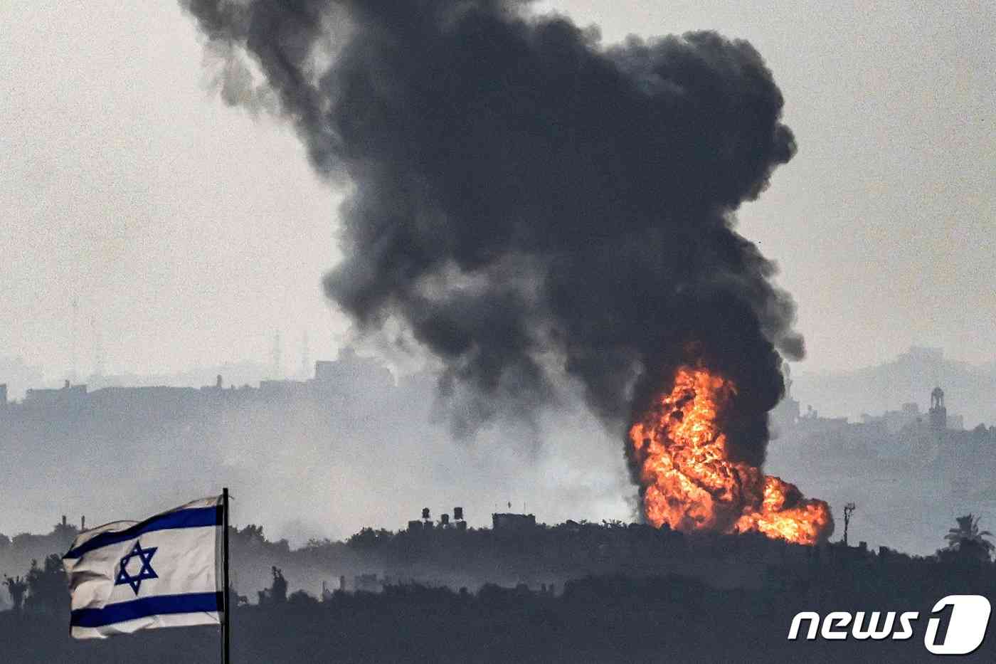 8일(현지시간) 팔레스타인 무장 정파 하마스와 전쟁 중인 이스라엘 군의 포격을 받은 가자 지구 국경서 화염이 솟아 오르고 있다. 2023.11.9 © AFP=뉴스1 © News1 우동명 기자
