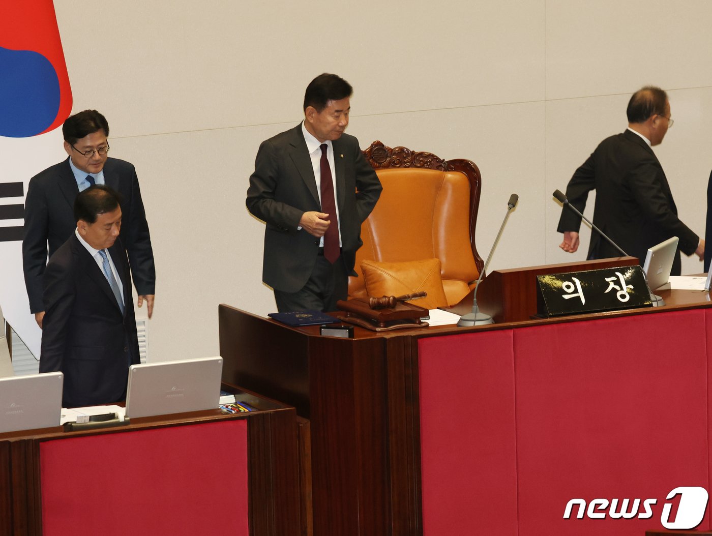 본문 이미지 - 김진표 국회의장이 9일 서울 여의도 국회 본회의장에서 열린 제410회 국회(정기회) 제11차 본회의에서 윤재옥 국민의힘 원내대표, 홍익표 더불어민주당 원내대표와 대화를 마치고 자리로 이동하고 있다. 2023.11.9/뉴스1 ⓒ News1 송원영 기자