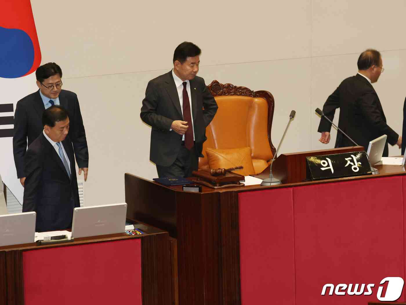 김진표 국회의장이 9일 서울 여의도 국회 본회의장에서 열린 제410회 국회(정기회) 제11차 본회의에서 윤재옥 국민의힘 원내대표, 홍익표 더불어민주당 원내대표와 대화를 마치고 자리로 이동하고 있다. 2023.11.9/뉴스1 © News1 송원영 기자