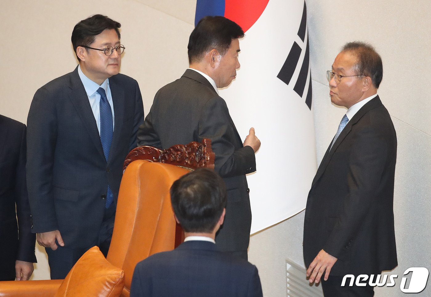본문 이미지 - 김진표 국회의장이 9일 서울 여의도 국회 본회의장에서 열린 제410회 국회(정기회) 제11차 본회의에서 윤재옥 국민의힘 원내대표, 홍익표 더불어민주당 원내대표와 대화를 하고 있다. 2023.11.9/뉴스1 ⓒ News1 임세영 기자