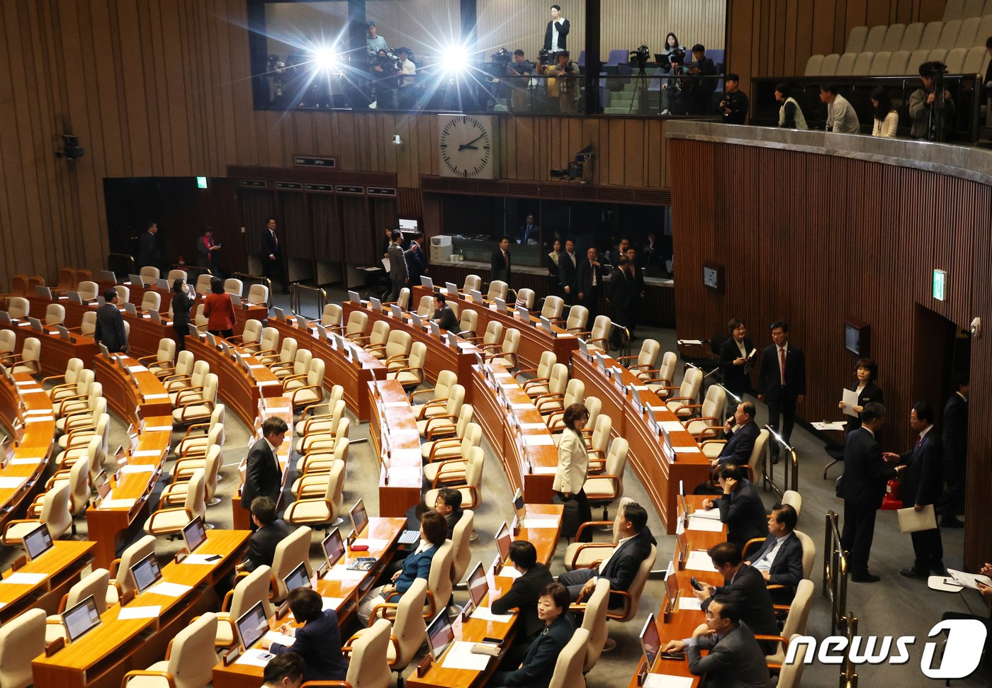 9일 서울 여의도 국회 본회의장에서 열린 제410회 국회&#40;정기회&#41; 제11차 본회의에서 &#39;노란봉투법·방송3법&#39; 의사일정 변경안이 상정되자 국민의힘 의원들이 본회의장을 나서고 있다. 2023.11.9/뉴스1 ⓒ News1 송원영 기자