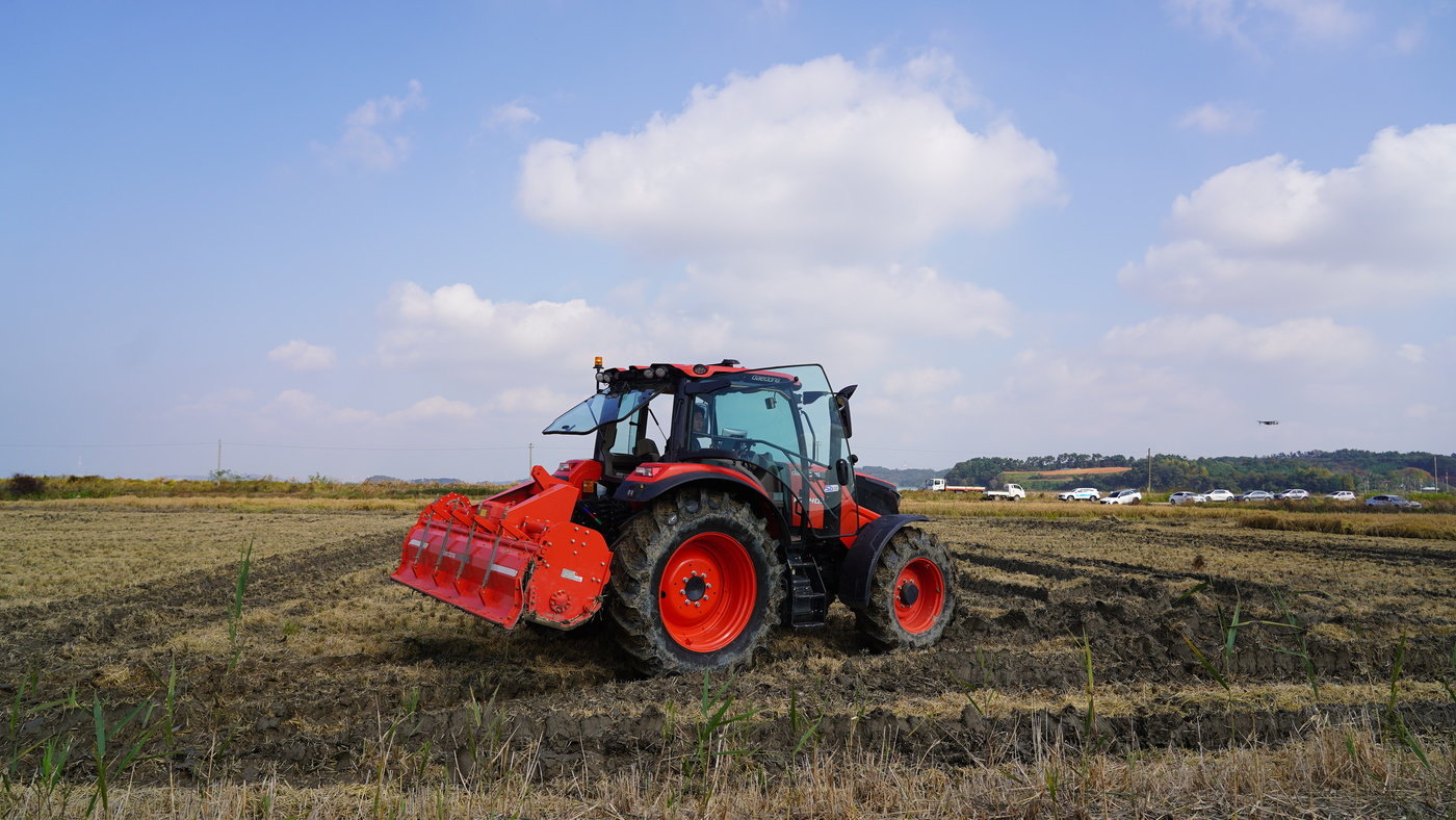 본문 이미지 - 대동 자율작업 HX 트랙터 시연회 현장(대동 제공) 