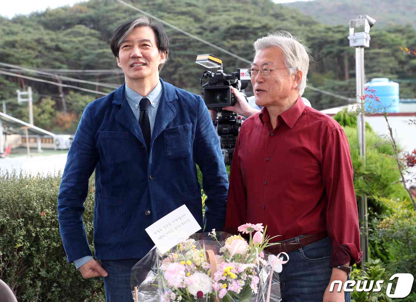조국 전 법무부 장관이 9일 오후 경남 양산시 하북면 평산책방에서 열린 '디케의 눈물' 작가 사인회에서 문재인 전 대통령과 대화를 하고 있다. 2023.11.9/뉴스1 © News1 윤일지 기자