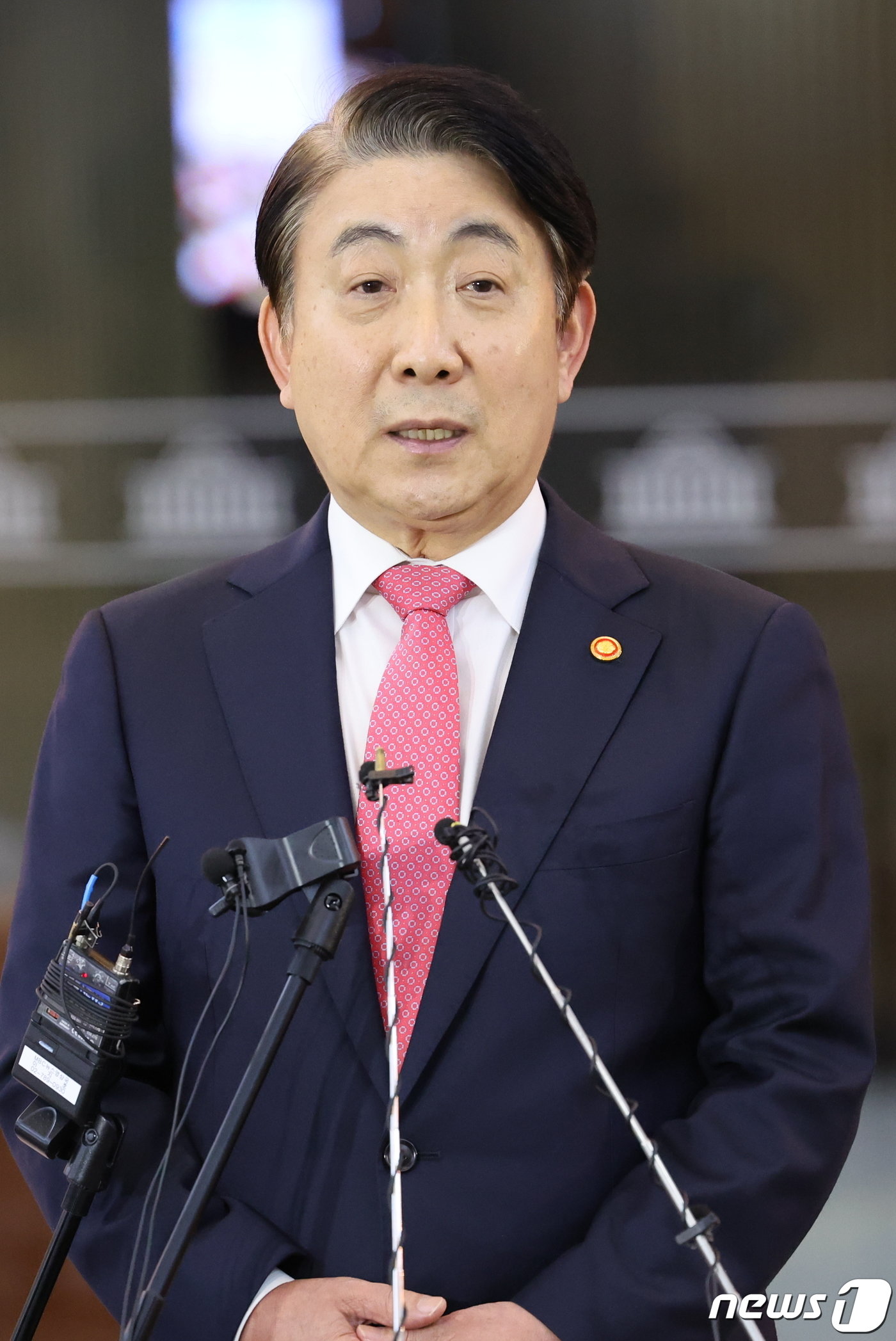 본문 이미지 - 이동관 방송통신위원장이 9일 오후 서울 여의도 국회에서 ‘탄핵 소추안’ 관련 기자회견을 하고 있다.. 2023.11.9/뉴스1 ⓒ News1 황기선 기자