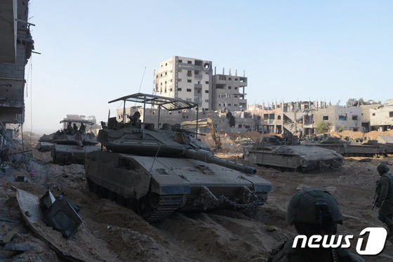 [사진] 가자지구 활보하는 이스라엘군 전차