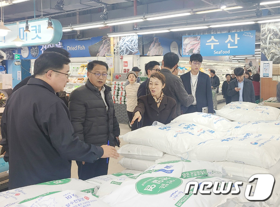 마트서 천일염 판매 현황 살피는 홍두선 차관보
