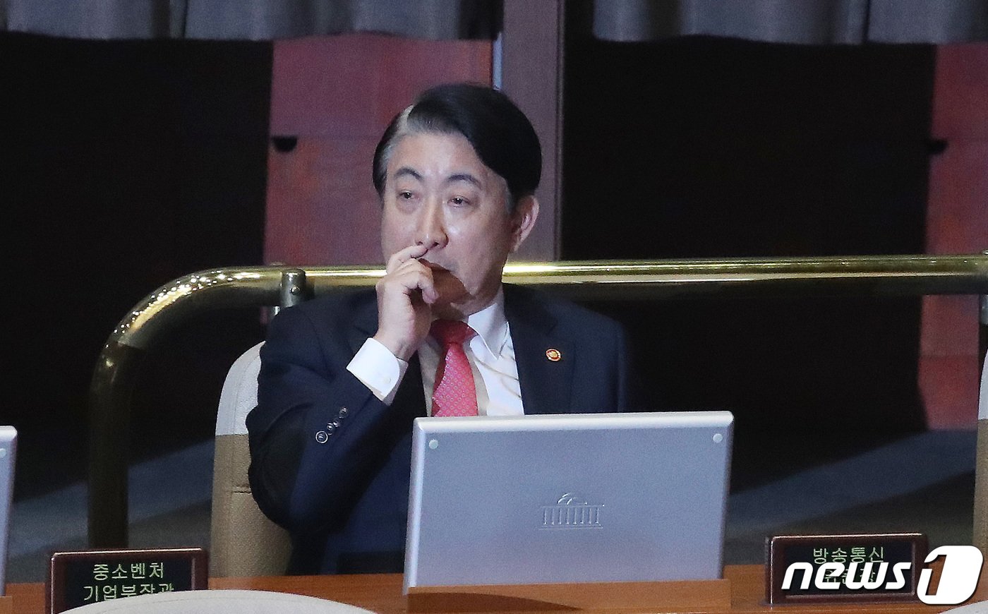 본문 이미지 - 이동관 방송통신위원장이 9일 오후 서울 여의도 국회에서 열린 제410회 국회(정기회) 제11차 본회의에서 방송문화진흥회법 일부개정법률안이 가결되는 모습을 바라보고 있다. 2023.11.9/뉴스1 ⓒ News1 임세영 기자