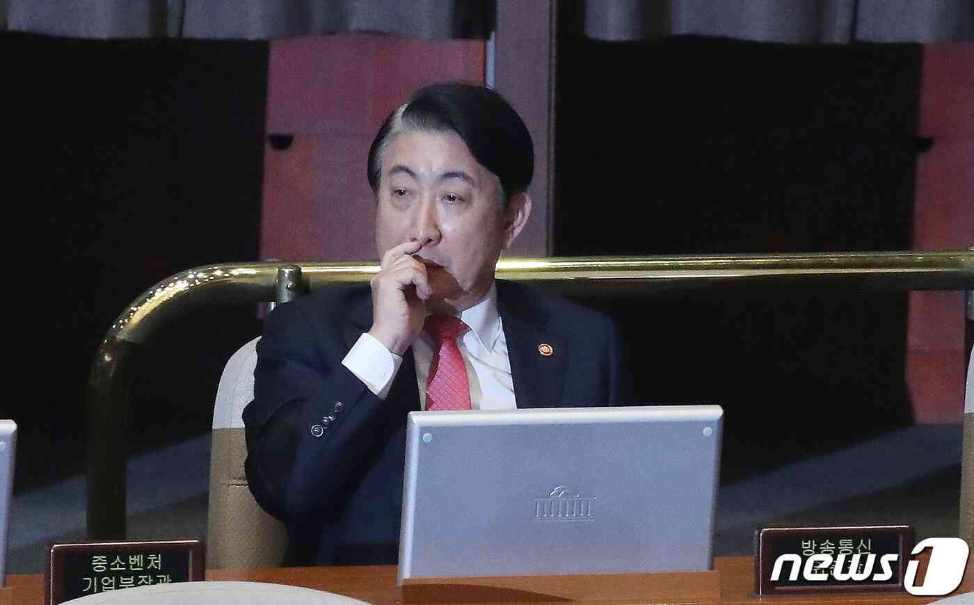 이동관 방송통신위원장이 9일 오후 서울 여의도 국회에서 열린 제410회 국회(정기회) 제11차 본회의에서 방송문화진흥회법 일부개정법률안이 가결되는 모습을 바라보고 있다. 2023.11.9/뉴스1 © News1 임세영 기자
