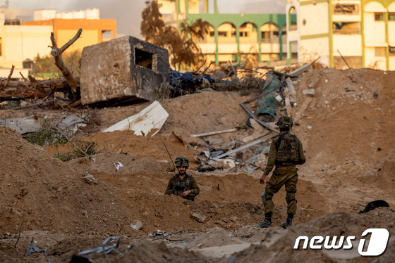 [포토] 잔해 가득한 가자에 있는 이스라엘군