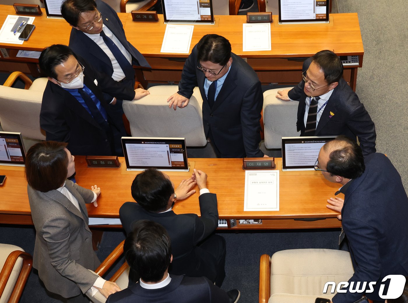본문 이미지 - 홍익표 더불어민주당 원내대표가 9일 서울 여의도 국회 본회의장에서 열린 제410회 국회(정기회) 제11차 본회의에서 의원들과 대화를 하고 있다. 2023.11.9/뉴스1 ⓒ News1 송원영 기자