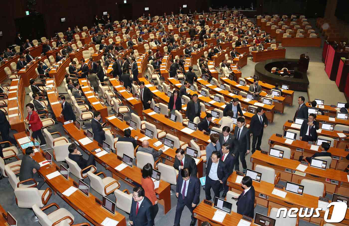 9일 서울 여의도 국회 본회의장에서 열린 제410회 국회(정기회) 제11차 본회의에서 '노란봉투법·방송3법' 의사일정 변경안이 상정되자 국민의힘 의원들이 본회의장을 나서고 있다. 2023.11.9/뉴스1 © News1 임세영 기자