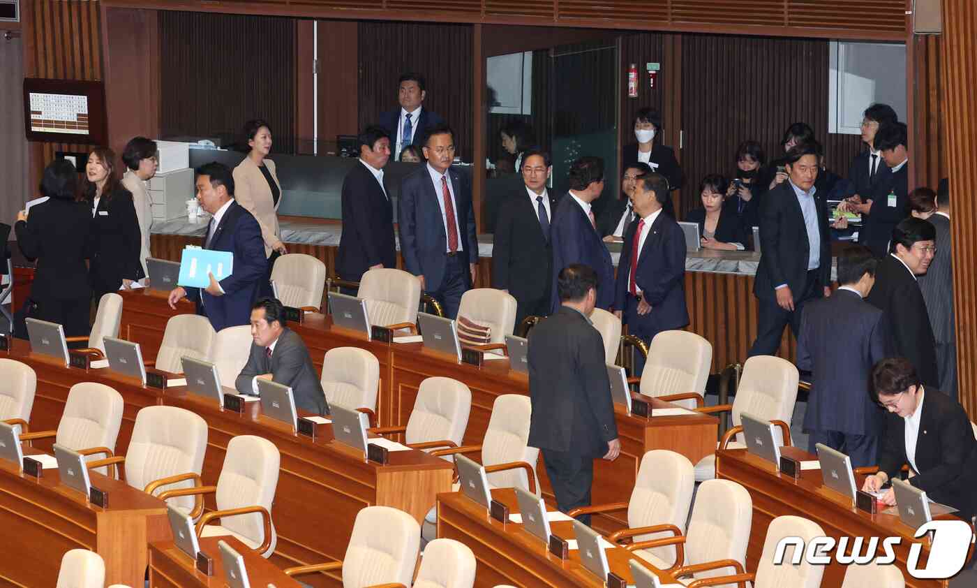 9일 서울 여의도 국회 본회의장에서 열린 제410회 국회(정기회) 제11차 본회의에서 '노란봉투법·방송3법' 의사일정 변경안이 상정되자 국민의힘 의원들이 본회의장을 나서고 있다. 2023.11.9/뉴스1 © News1 송원영 기자