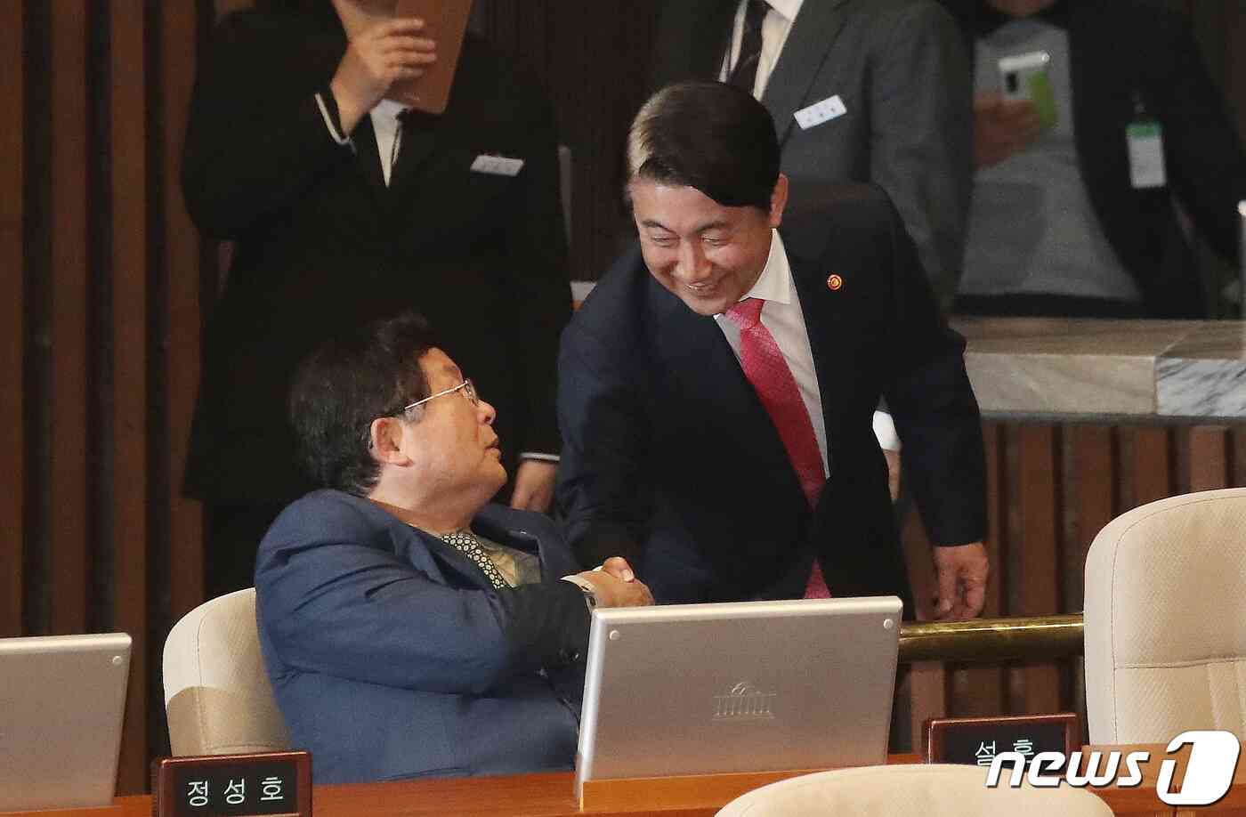 이동관 방송통신위원장이 9일 오후 서울 여의도 국회에서 열린 제410회 국회(정기회) 제11차 본회의를 마치고 설훈 더불어민주당 의원과 악수를 나누고 있다. 2023.11.9/뉴스1 © News1 임세영 기자