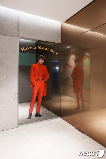 본문 이미지 - K-팝 스위트룸 객실 입구에 강다니엘 사진이 부착돼 있다(부킹닷컴 제공)