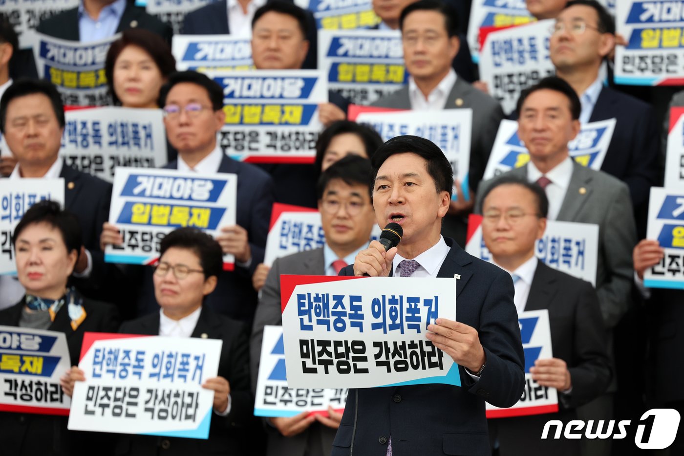 김기현 국민의힘 대표가 9일 오후 서울 여의도 국회 본청 앞 계단에서 열린 &#39;탄핵 남발 더불어민주당 규탄대회&#39;에서 규탄사를 하고 있다. 2023.11.9/뉴스1 ⓒ News1 황기선 기자