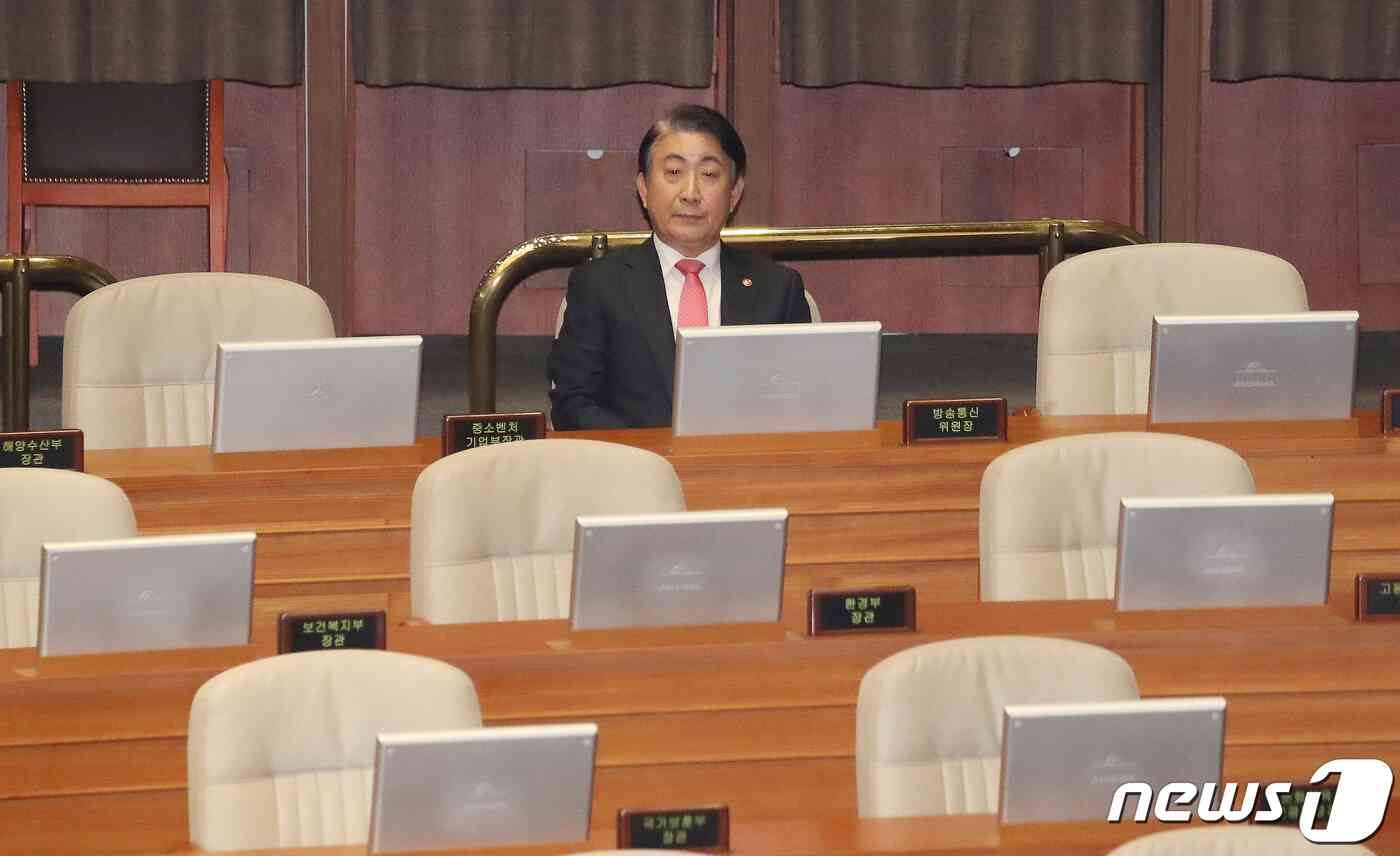 이동관 방송통신위원장이 9일 오후 서울 여의도 국회에서 열린 제410회 국회(정기회) 제11차 본회의에서 방송법 표결을 기다리고 있다. 2023.11.9/뉴스1 © News1 임세영 기자