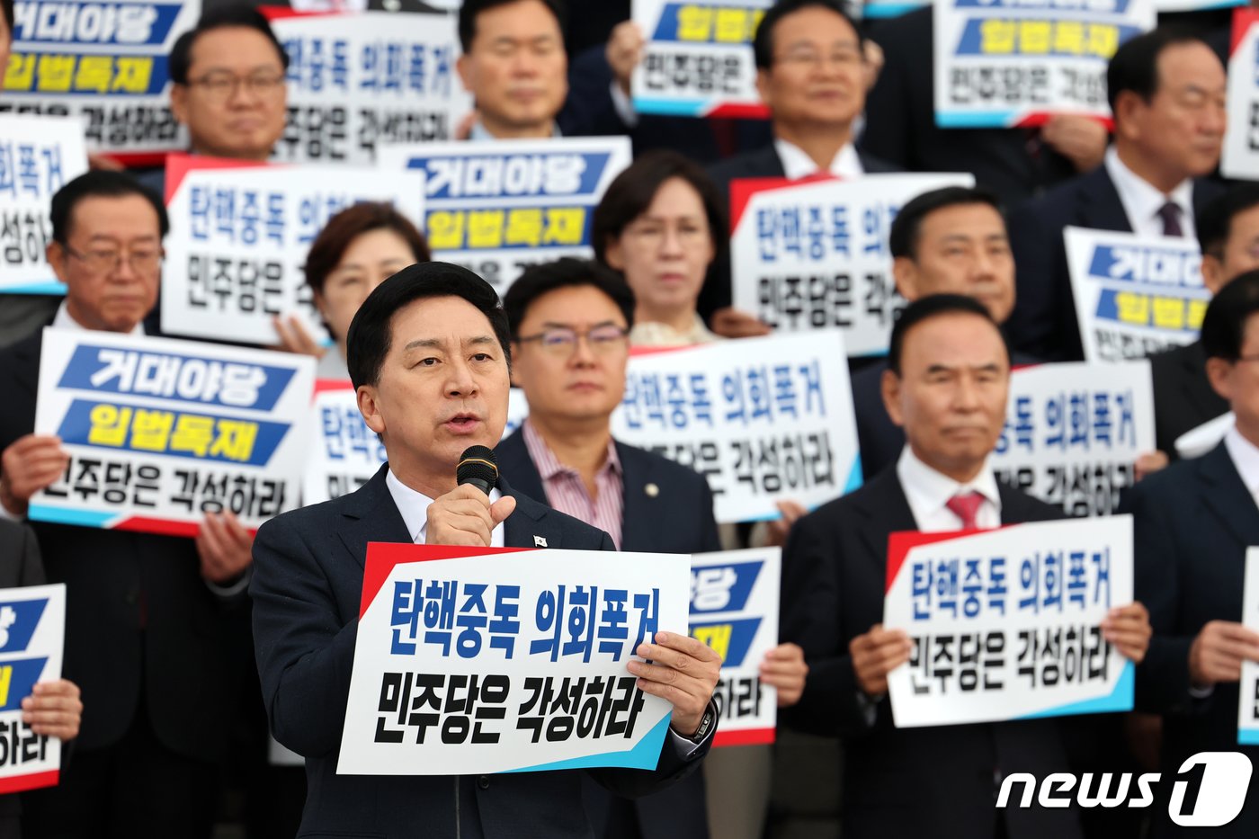 김기현 국민의힘 대표가 9일 오후 서울 여의도 국회 본청 앞 계단에서 열린 &#39;탄핵 남발 더불어민주당 규탄대회&#39;에서 규탄사를 하고 있다. 2023.11.9/뉴스1 ⓒ News1 황기선 기자