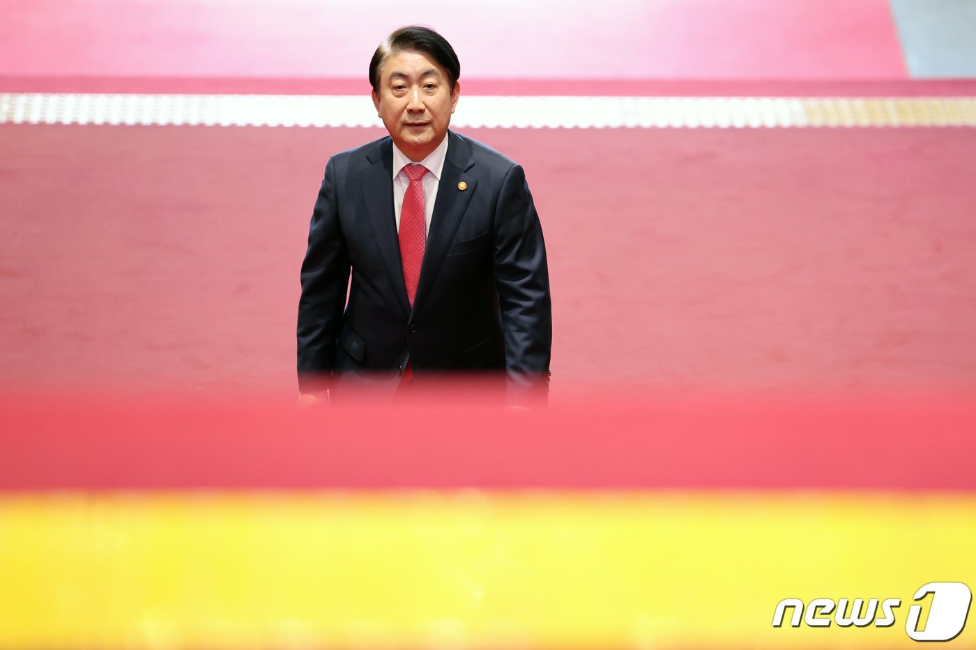 본문 이미지 - 이동관 방송통신위원장이 9일 오후 서울 여의도 국회에서 ‘탄핵 소추안’ 관련 기자회견을 위해 발걸음을 옮기고 있다. 2023.11.9/뉴스1 ⓒ News1 황기선 기자