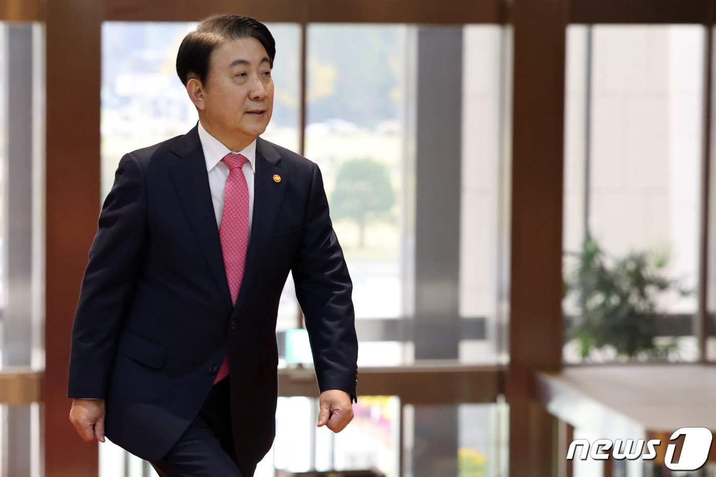 본문 이미지 - 이동관 방송통신위원장이 9일 오후 서울 여의도 국회에서 ‘탄핵 소추안’ 관련 기자회견을 위해 발걸음을 옮기고 있다. 2023.11.9/뉴스1 ⓒ News1 황기선 기자