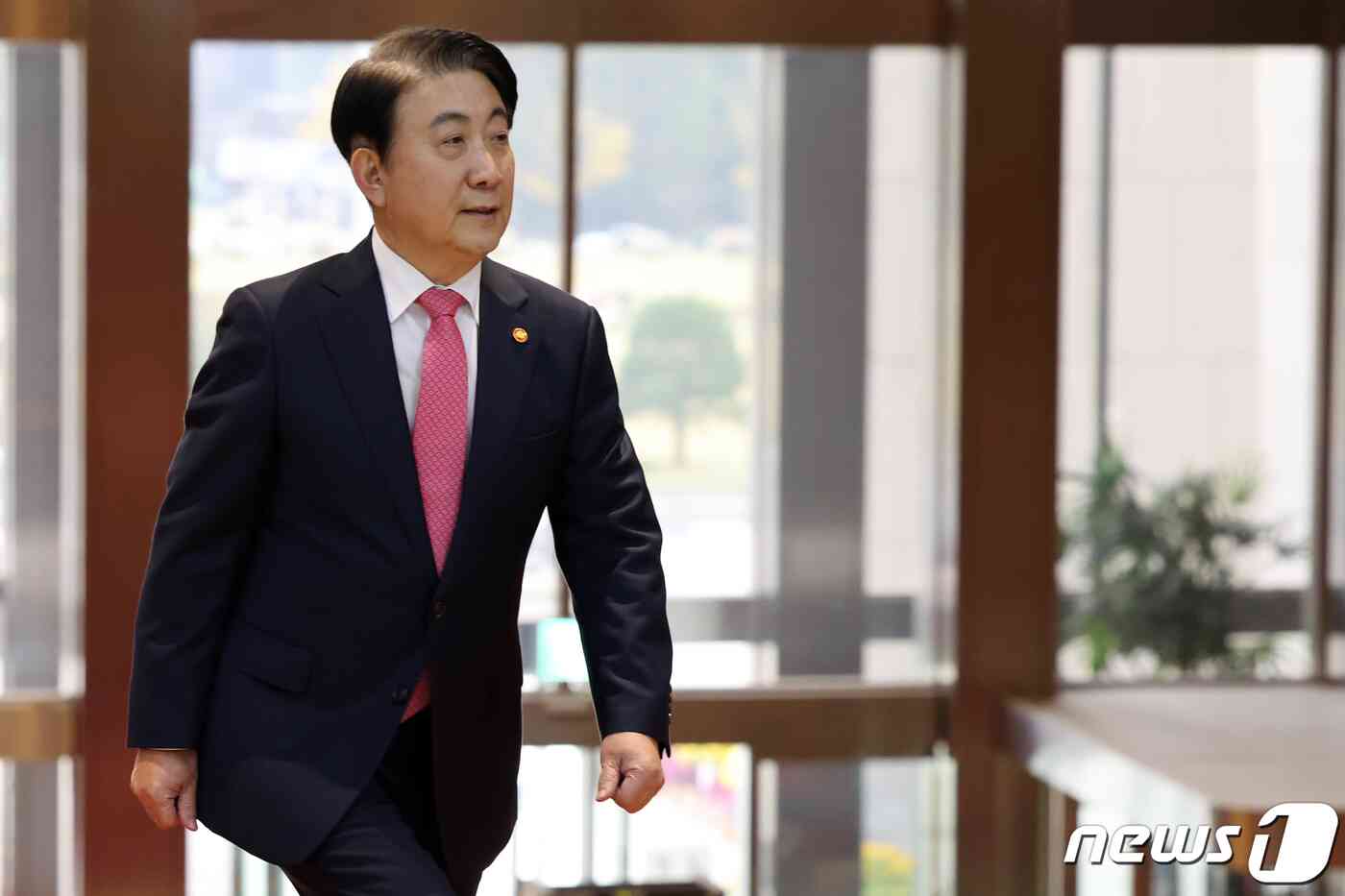 이동관 방송통신위원장이 9일 오후 서울 여의도 국회에서 ‘탄핵 소추안’ 관련 기자회견을 위해 발걸음을 옮기고 있다. 2023.11.9/뉴스1 © News1 황기선 기자