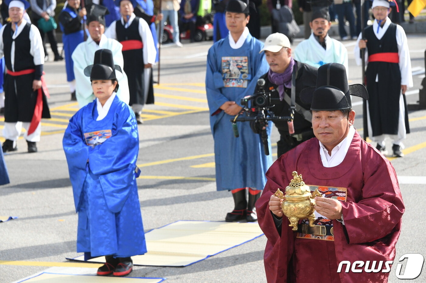 본문 이미지 - 일제강점기 일본으로 반출됐던 조선왕조실록과 조선왕조의궤의 오대산사고본 원본이 110년 만인 오는 11일 강원특별자치도 평창군 오대산으로 돌아오는 가운데, 평창군이 9일 평창군청과 평창중앙감리교회 구간 등에서 실록과 의궤의 관아보관 재현을 비롯한 사전 기념행사를 열고 있다. (평창군 제공) 2023.11.9./뉴스1 ⓒ News1 신관호 기자