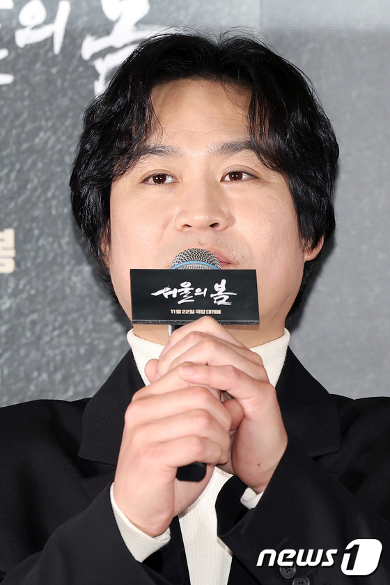 질의 답변하는 김성균