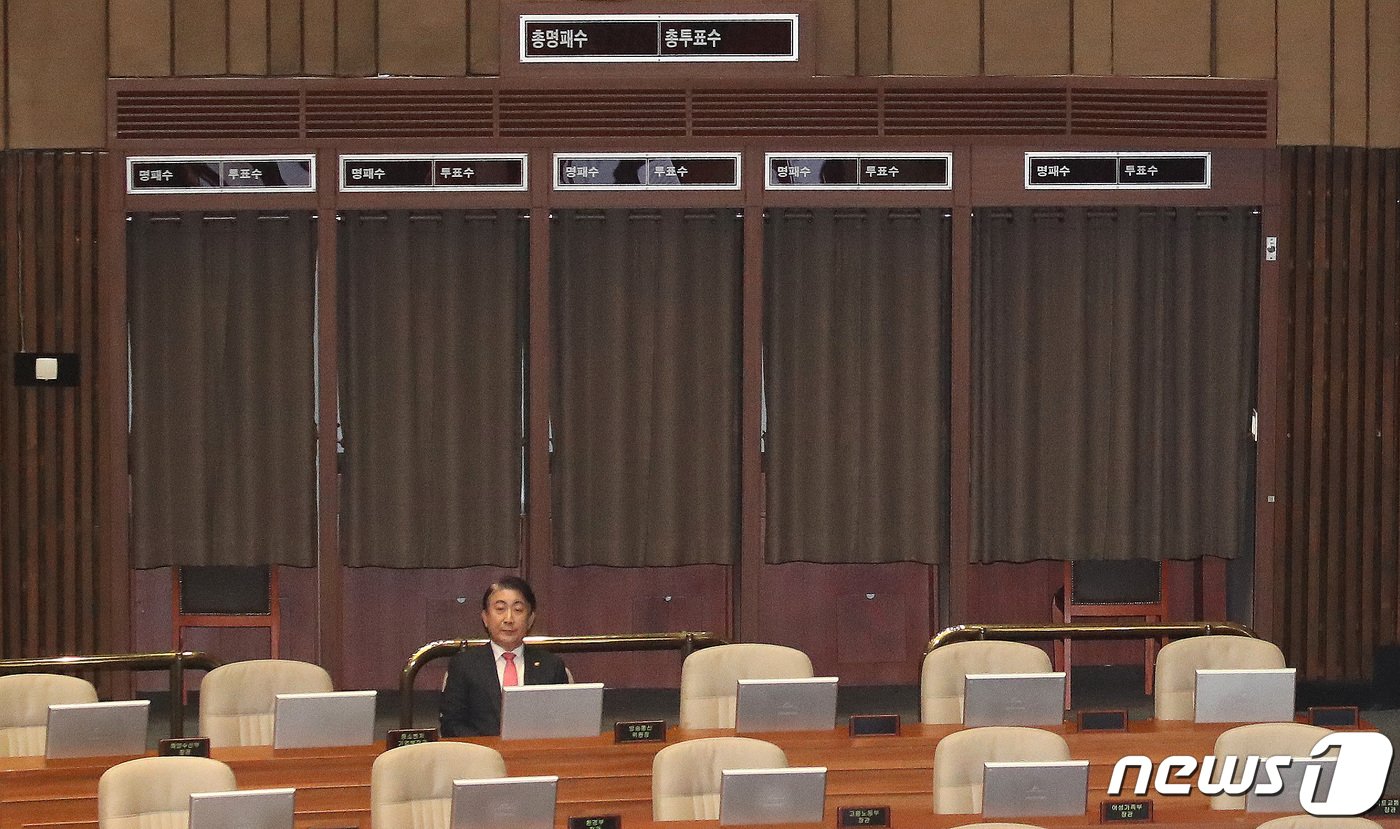 본문 이미지 - 이동관 방송통신위원장이 9일 오후 서울 여의도 국회에서 열린 제410회 국회(정기회) 제11차 본회의에서 표결 결과를 바라보고 있다. 2023.11.9/뉴스1 ⓒ News1 임세영 기자