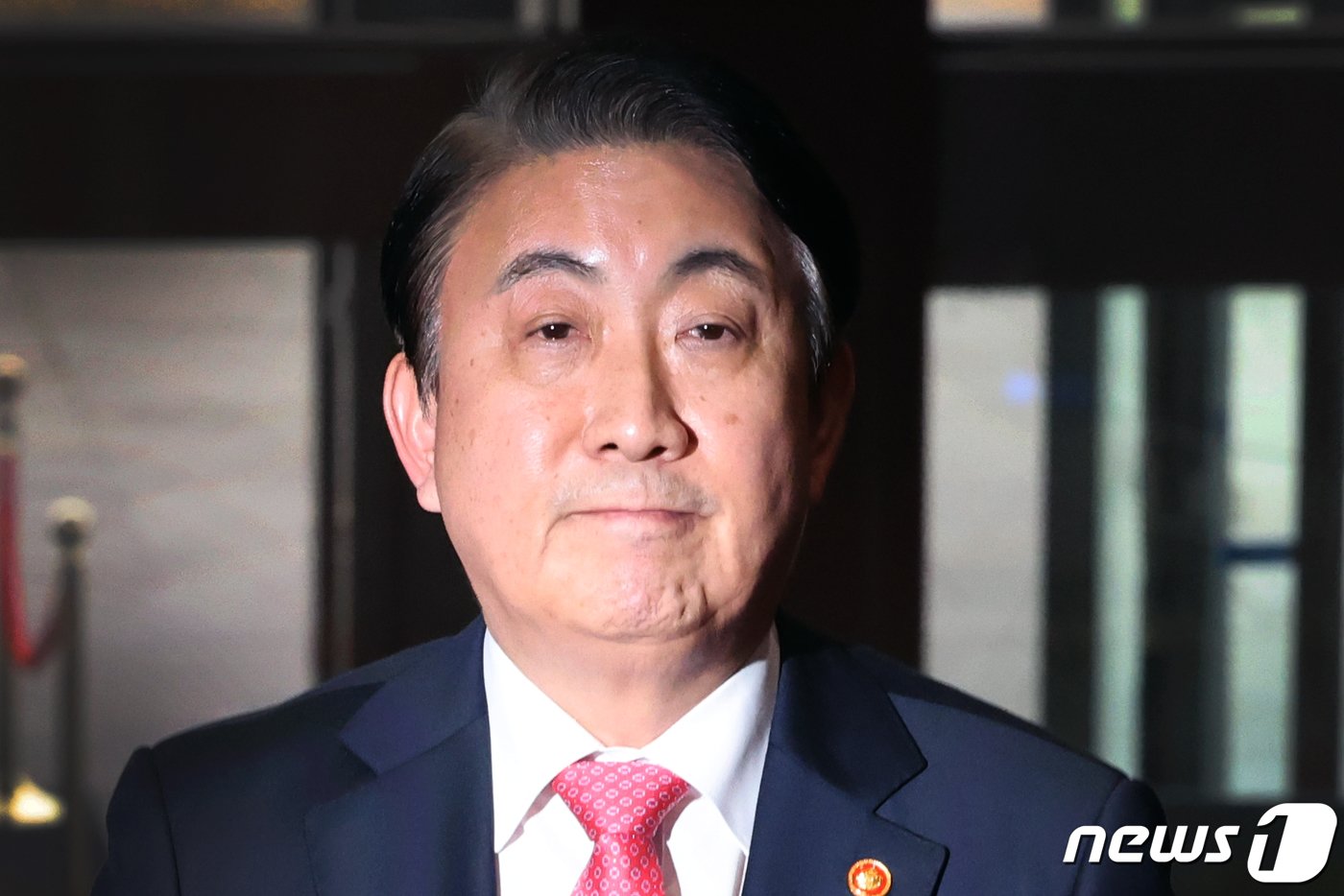 본문 이미지 - 이동관 방송통신위원장이 9일 오후 서울 여의도 국회에서 ‘탄핵 소추안’ 관련 기자회견을 위해 발걸음을 옮기고 있다.  2023.11.9/뉴스1 ⓒ News1 황기선 기자