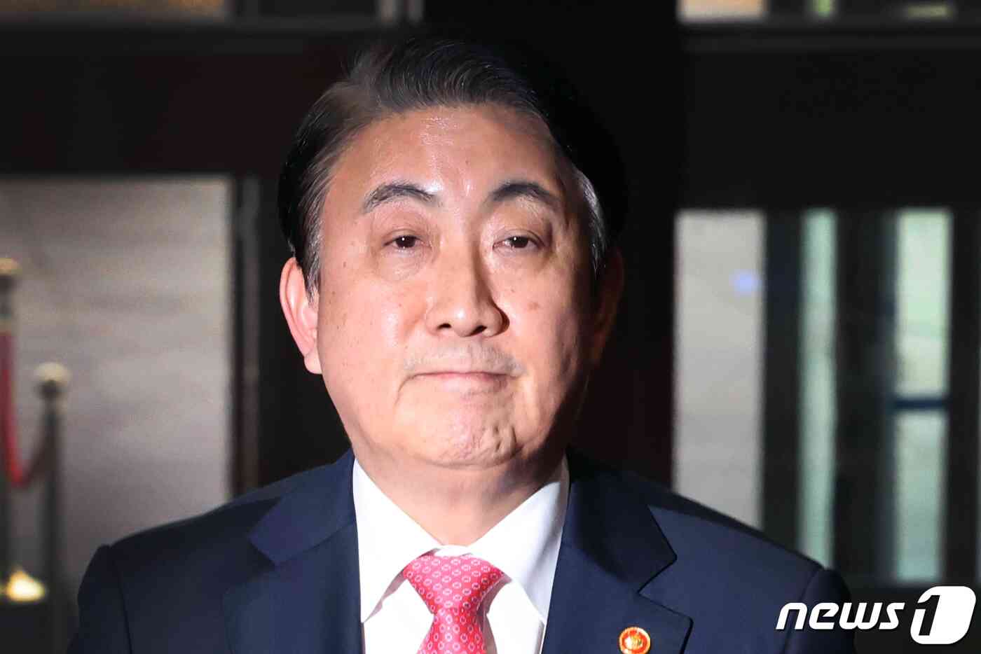 이동관 방송통신위원장이 9일 오후 서울 여의도 국회에서 ‘탄핵 소추안’ 관련 기자회견을 위해 발걸음을 옮기고 있다. 2023.11.9/뉴스1 © News1 황기선 기자