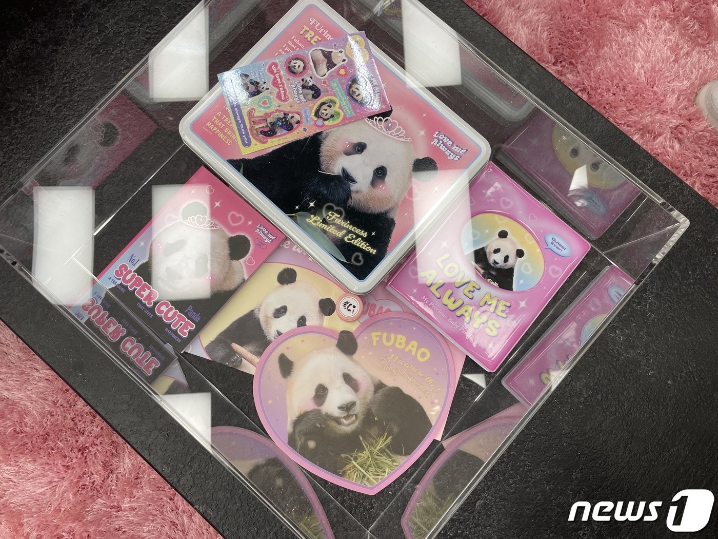 본문 이미지 - 9일 서울 여의도 더현대 서울에 열린 푸바오 팝업 스토어 '푸바오의 행복한 집' 개장 첫날 푸바오 굿즈를 판매하고 있다.. 2023.11.09/뉴스1 ⓒ News1 한지명 기자
