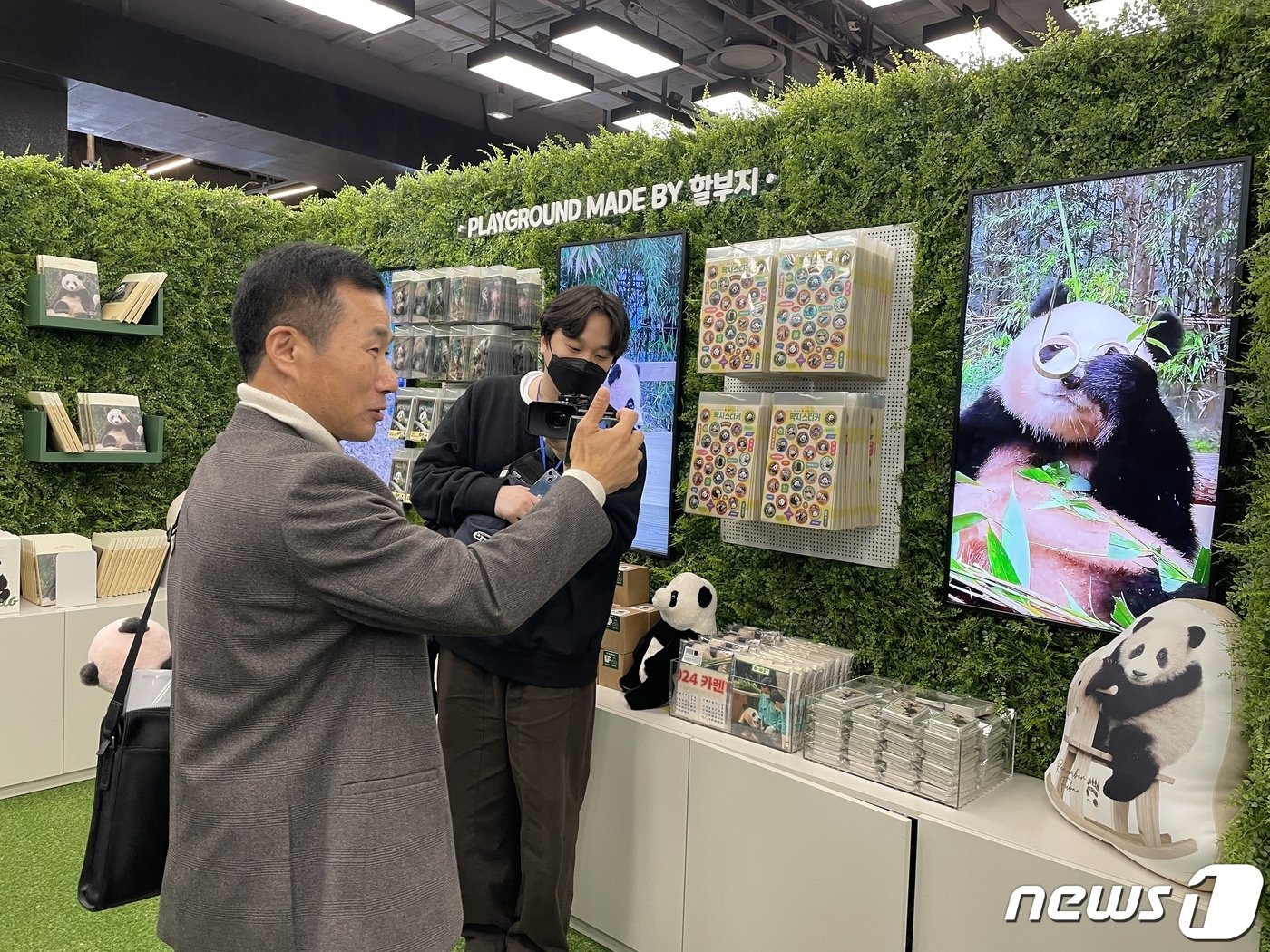 본문 이미지 - 9일 서울 여의도 더현대 서울에 열린 푸바오 팝업 스토어 '푸바오의 행복한 집' 개장 첫날 강철원 사육사가 매장을 찾았다. 2023.11.09/뉴스1 ⓒ News1 한지명 기자