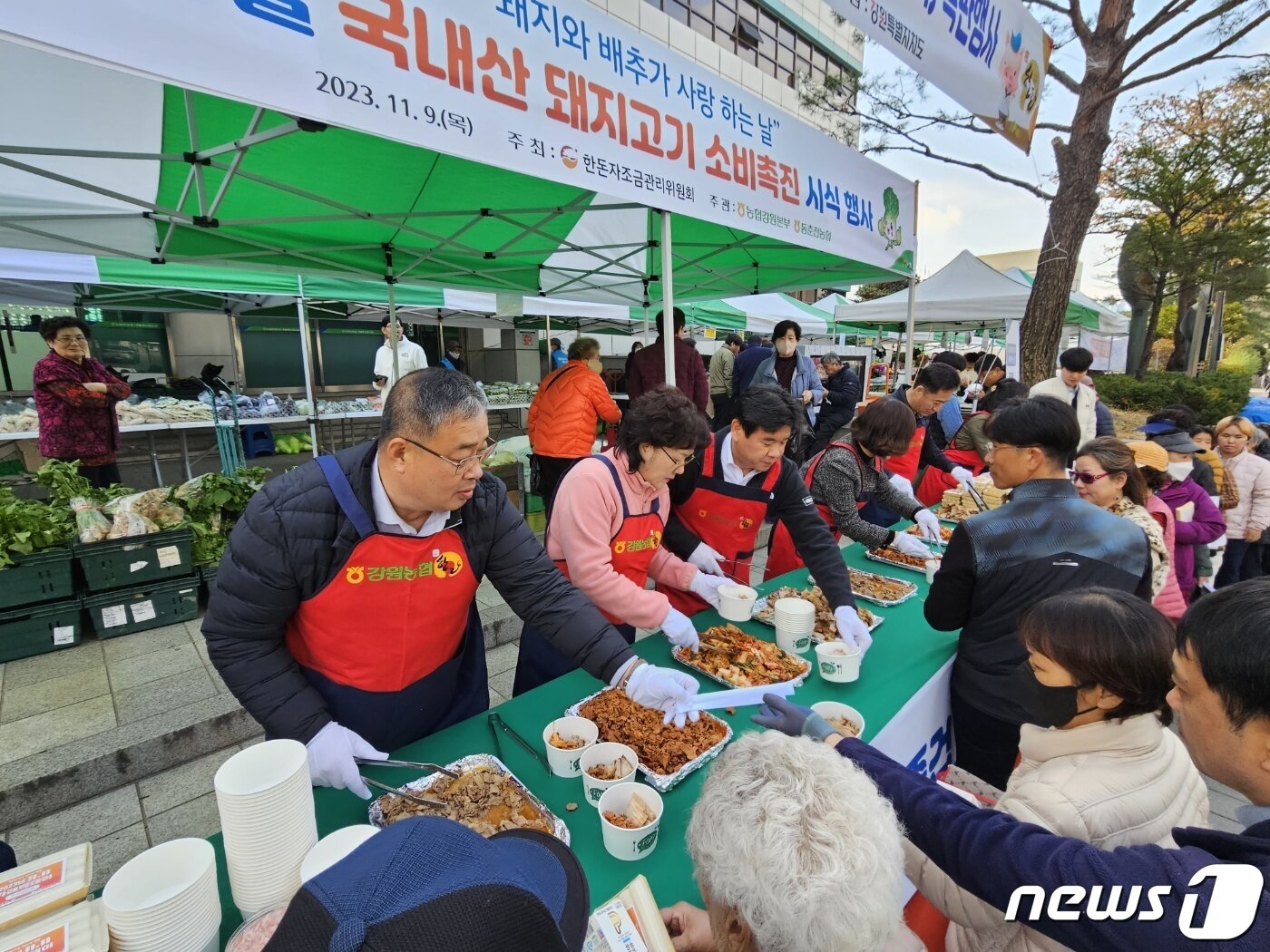 본문 이미지 - 한돈 소비촉진 행사.(농협 강원본부 제공)/뉴스1