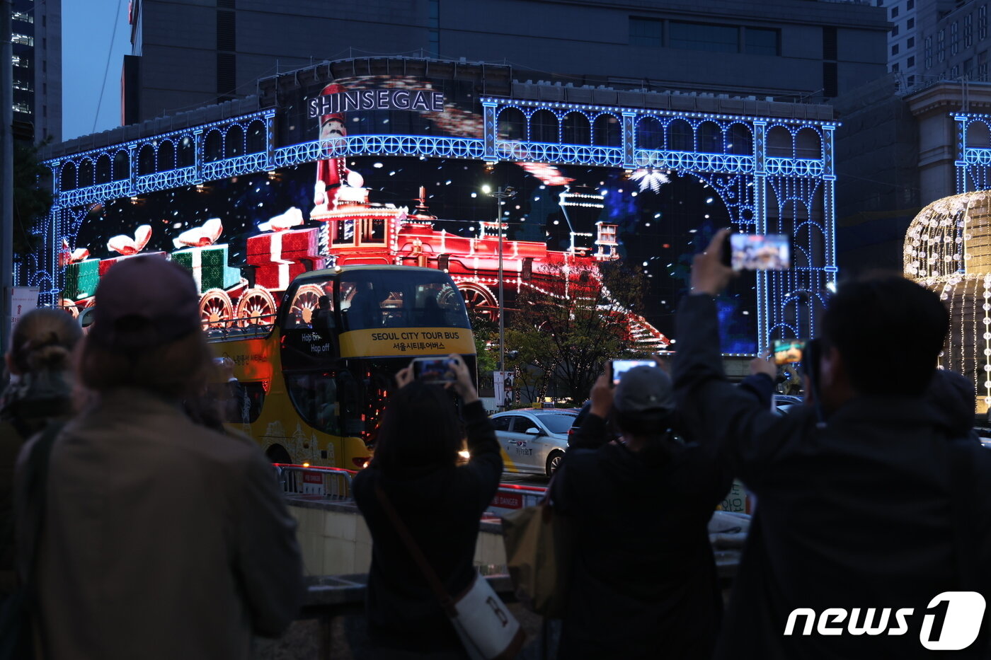 본문 이미지 - 9일 오후 서울 중구 신세계백화점 본점 외벽에 미디어 파사드 영상을 이용한 크리스마스 장식이 불을 밝히고 있다. 2023.11.9/뉴스1 ⓒ News1 이재명 기자