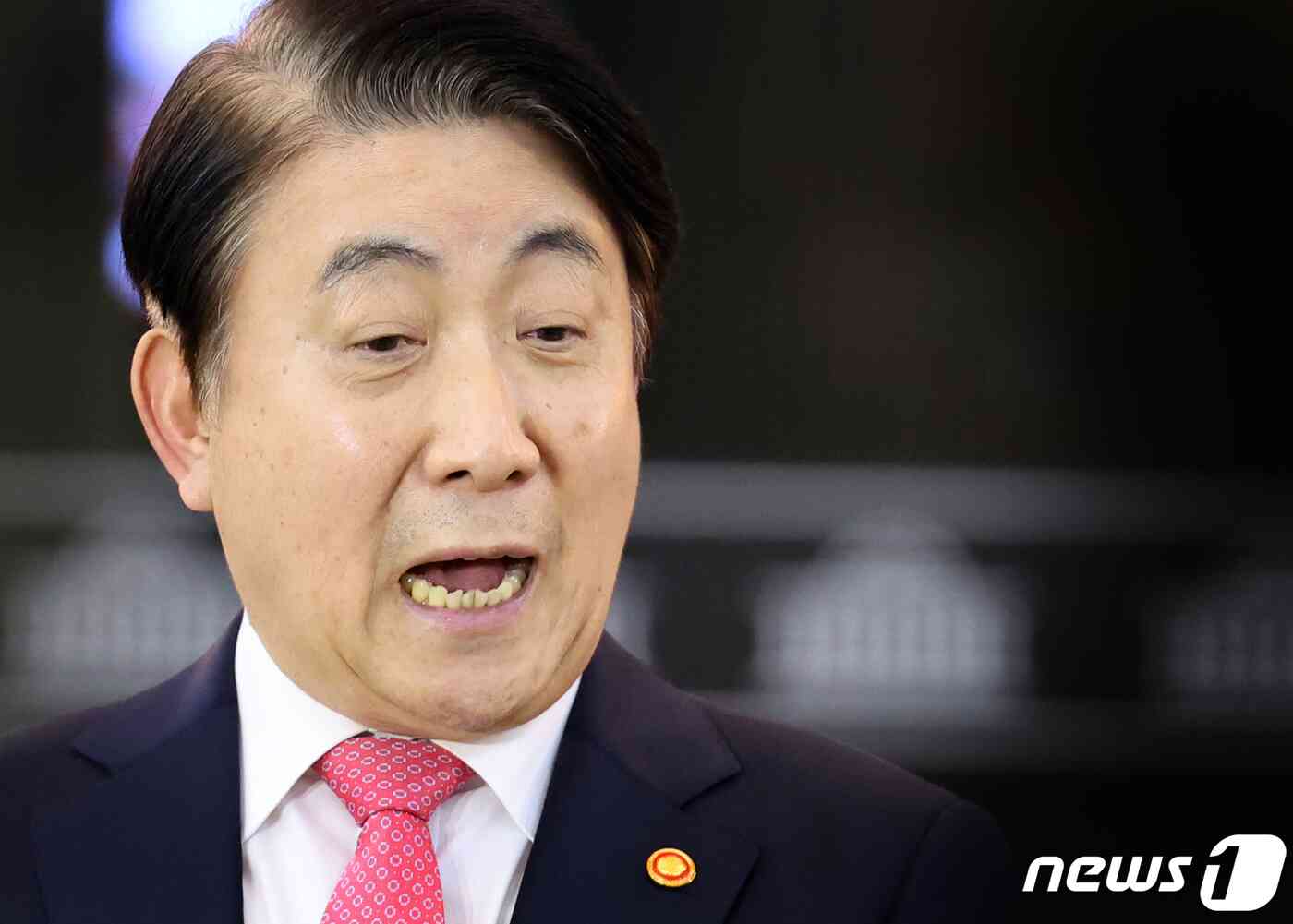 이동관 방송통신위원장이 9일 오후 서울 여의도 국회에서 ‘탄핵 소추안’ 관련 기자회견을 하고 있다. 이날 더불어민주당은 의원총회에서 이 위원장과 손준성·이정섭 차장검사 등 총 3명에 대한 탄핵소추안 발의를 당론으로 채택했다. 2023.11.9/뉴스1 © News1 황기선 기자