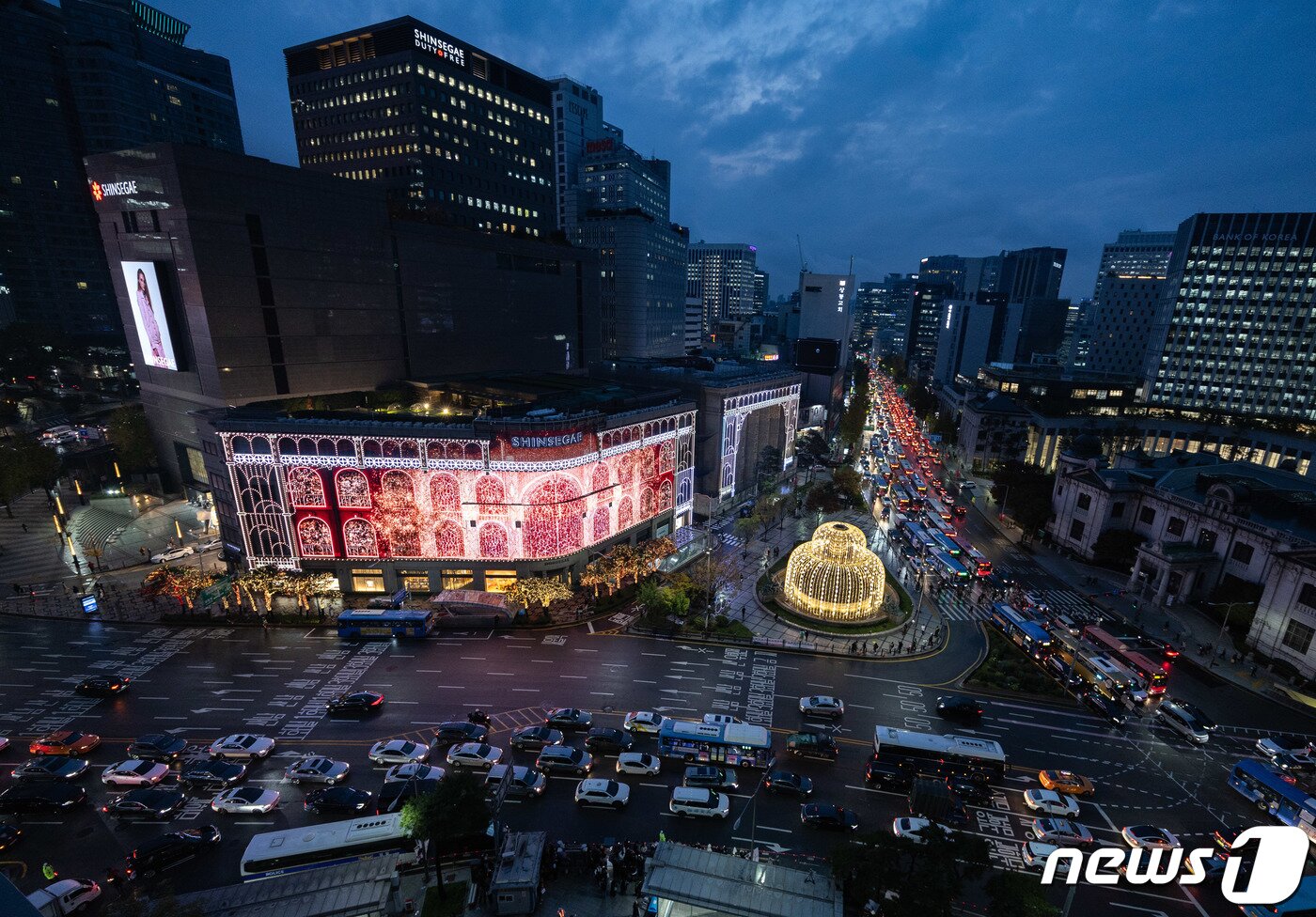 본문 이미지 - 9일 오후 서울 중구 신세계백화점 본점 외벽에 미디어 파사드 영상을 이용한 크리스마스 장식이 불을 밝히고 있다. 2023.11.9/뉴스1 ⓒ News1 이재명 기자